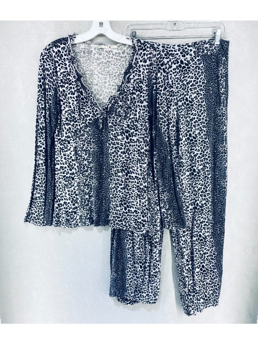 Jane Lamerton Pajama Set Womens M Stretch Leopard Print Top Pants